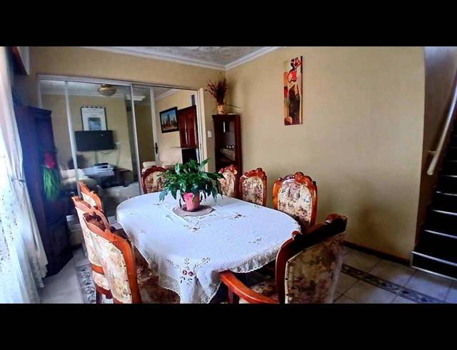 5 BEDROOM HOUSE FOR SALE IN FLORA PARK